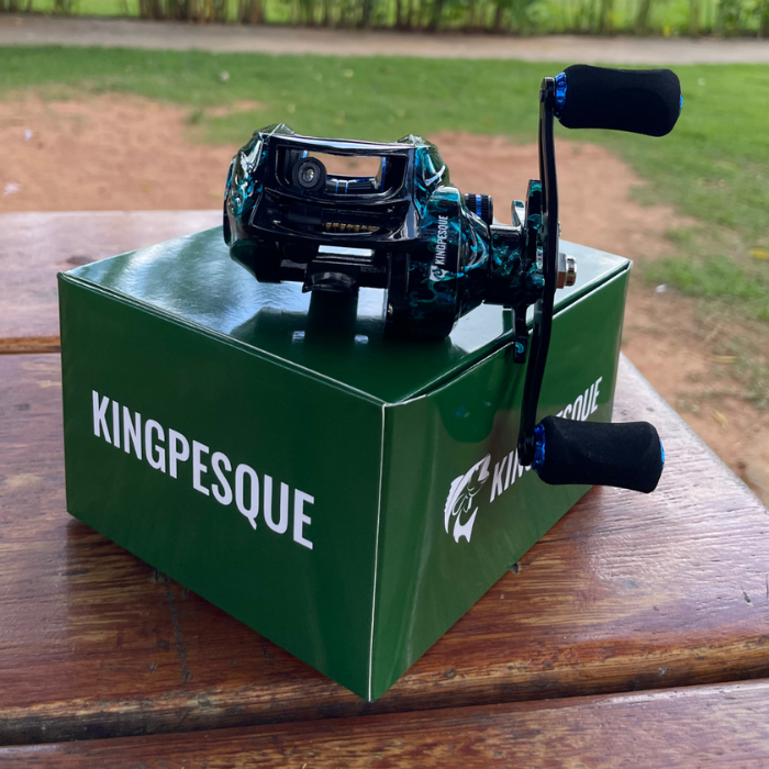 Carretilha Kingpesque Azure Anti-Cabeleira - Drag 8kg 7.2:1 + Óculos Polarizado Kingpesque Grátis